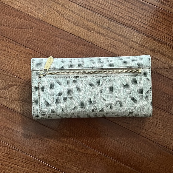 Michael Kors Vanilla Jet Set Checkbook Wallet - Picture 4 of 4